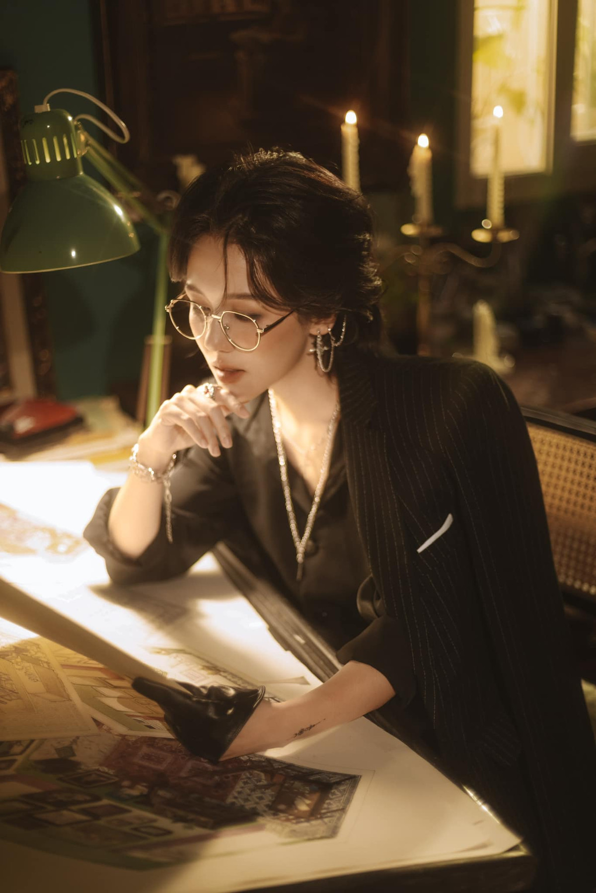 Ngoài ra cô nàng còn đeo kính, kết hợp phụ kiện nên càng đẹp phi giới tính, trông chẳng khác nào bước ra từ truyện ngôn tình.