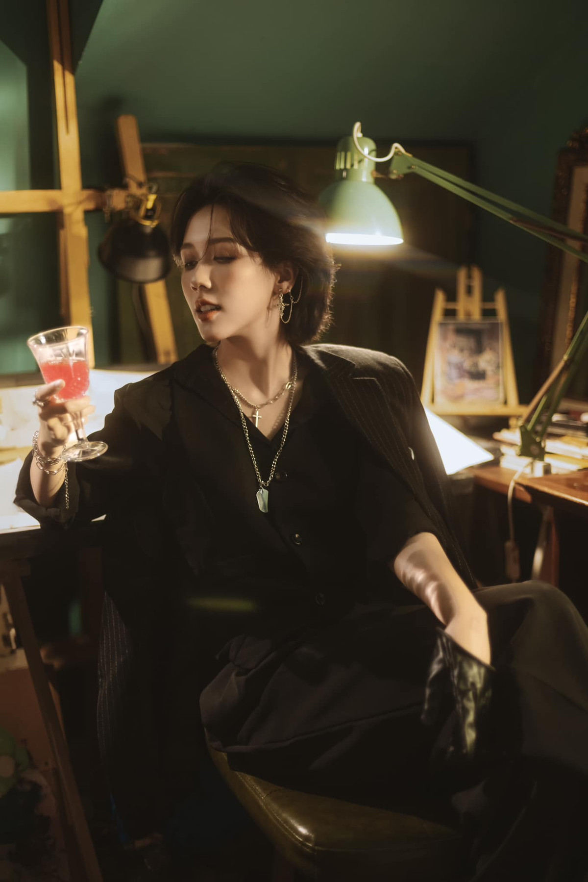 Khoảnh khắc hóa tổng tài của Hậu Hoàng khiến netizen phải trầm trồ, các chị đẹp như ca nương Kiều Anh, ca sĩ Dương Hoàng Yến cũng phải xuýt xoa khen ngợi.