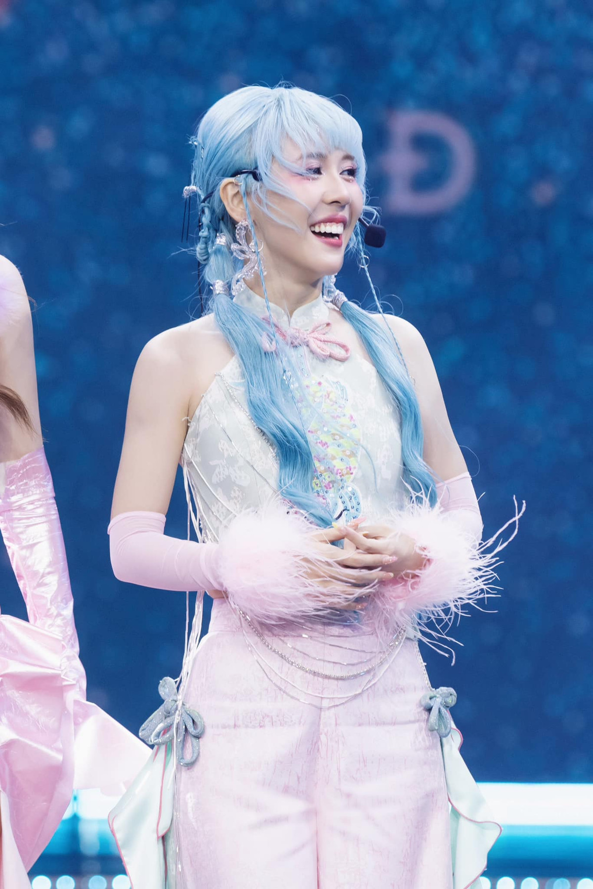 Hậu Hoàng (tên thật Hoàng Thúy Hậu, sinh năm 1995) được biết đến là một trong những YouTuber nổi tiếng với các video remake lại các ca khúc trăm triệu view, được mệnh danh là “thánh nữ nhạc chế”.