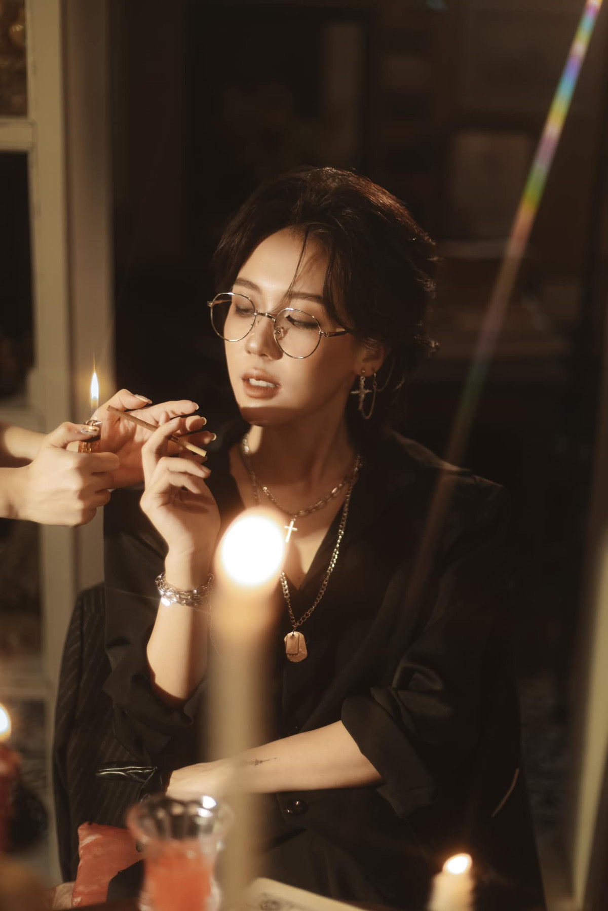 Trước đây, Hậu Hoàng vẫn luôn gắn liền với hình ảnh lầy lội, tưng tửng và phong cách năng động và không kém phần dễ thương.