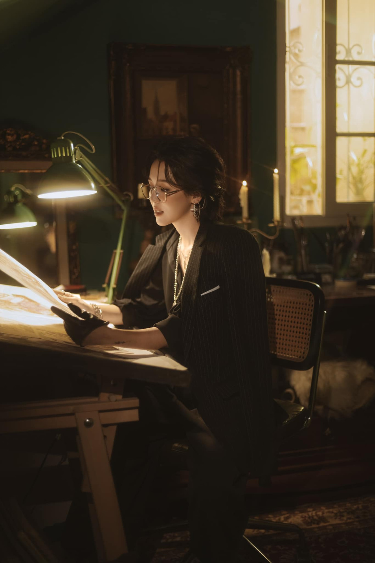 Cô nàng xuất hiện với tạo hình "soái ca", diện nguyên set đồ đen kết hợp với trang sức kim loại, bên cạnh đó cô nàng lựa chọn lối makeup nhấn vào mắt, kiểu tóc vuốt ngược cá tính và cực cool.