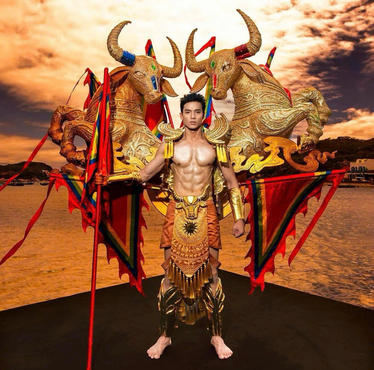 Thời điểm đến TP HCM tham gia cuộc thi Mister Tourism World 2025, Hưng Nguyễn gây chú ý khi chia sẻ hình ảnh chụp cùng Hoa hậu Thùy Tiên kèm dòng chia sẻ: "Người đầu tiên tôi gặp khi vừa đến TP HCM là cô bạn hoa hậu cùng sinh năm 1998 siêu giỏi và xinh đẹp này. Tôi đến để chúc mừng năm mới và xin vía tự tin của bạn ấy trước khi đến với đấu trường Nam vương Du lịch Thế giới". (Ảnh: Mister Tourism World)