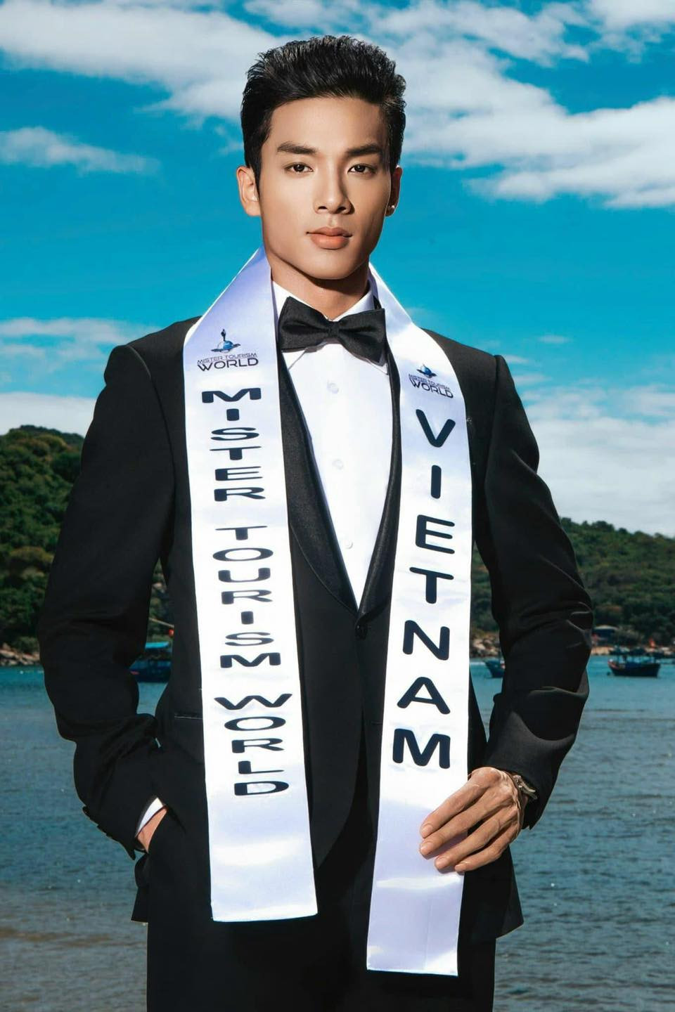 Trước khi đăng quang ngôi vị Nam vương Du lịch Thế giới, anh đã được nhiều người biết đến với danh xưng "thầy giáo". Anh là vũ công, thầy giáo dạy nhảy, từng giành giải Nhì tại Piaggio Dance Contest 2020 và từng biểu diễn tại các sự kiện lớn. (Ảnh: Mister Tourism World)