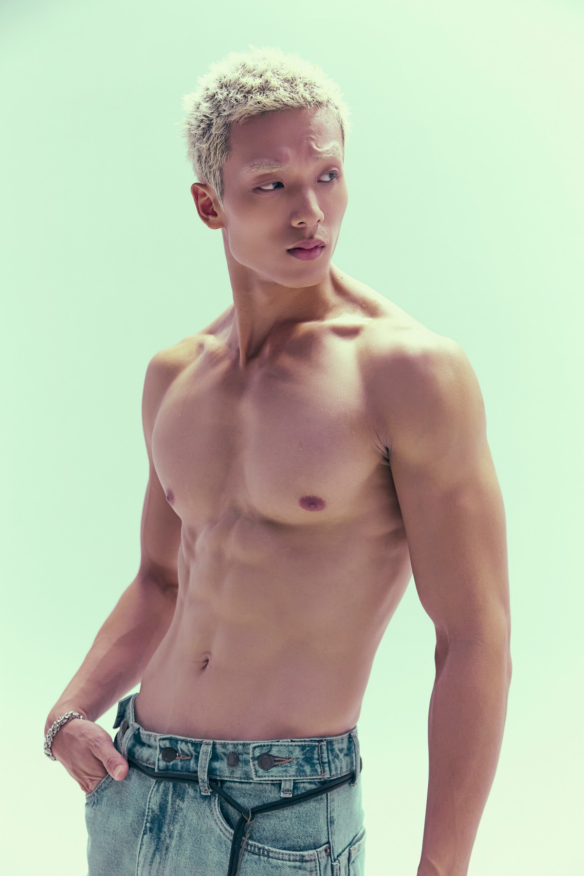 Từng có một Hưng Nguyễn với mái tóc bạc và tạo hình vô cùng "bad boy" trong MV của Juky San. (Ảnh: FBNV)