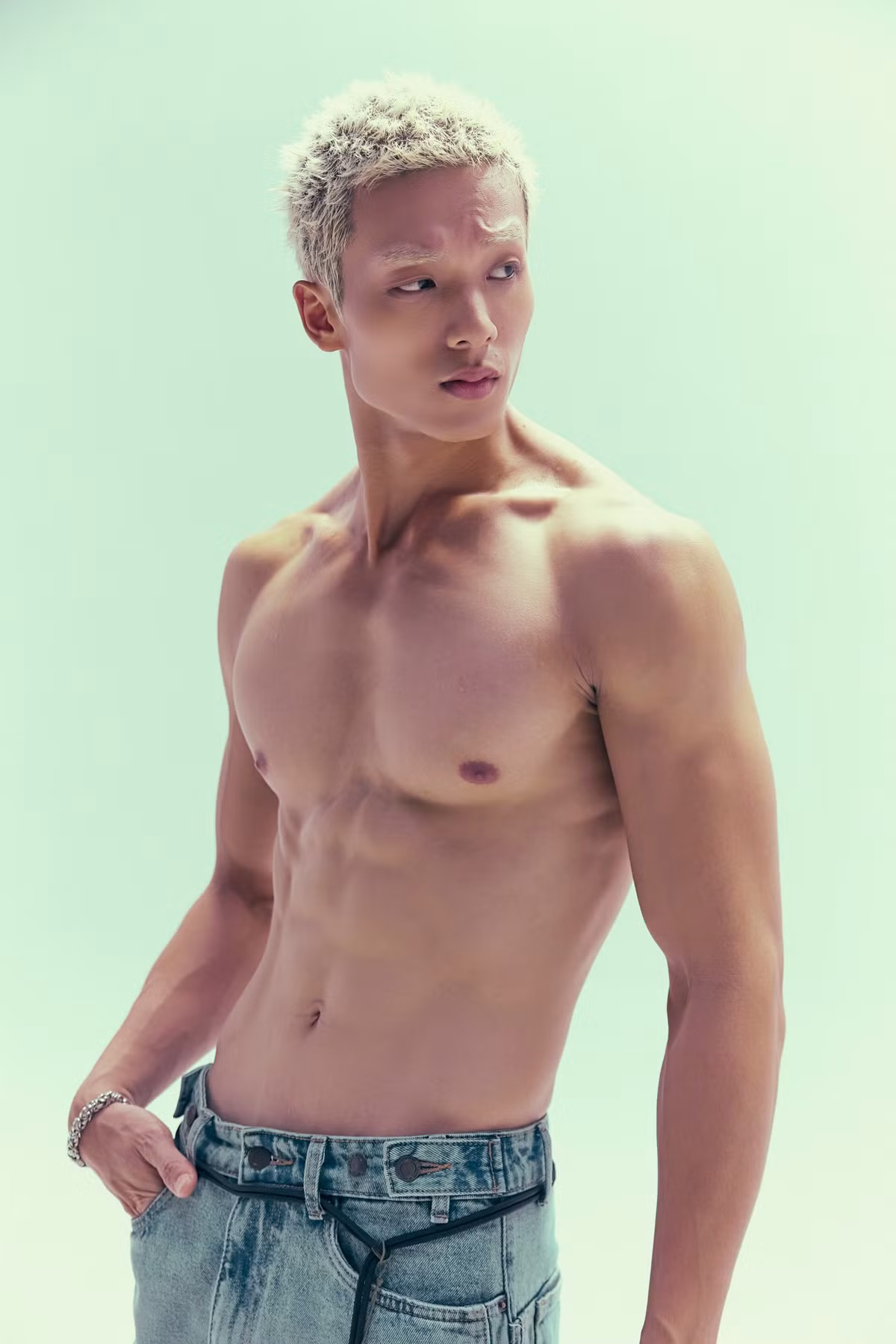 Từng có một Hưng Nguyễn với mái tóc bạc và tạo hình vô cùng "bad boy" trong MV của Juky San. (Ảnh: FBNV)