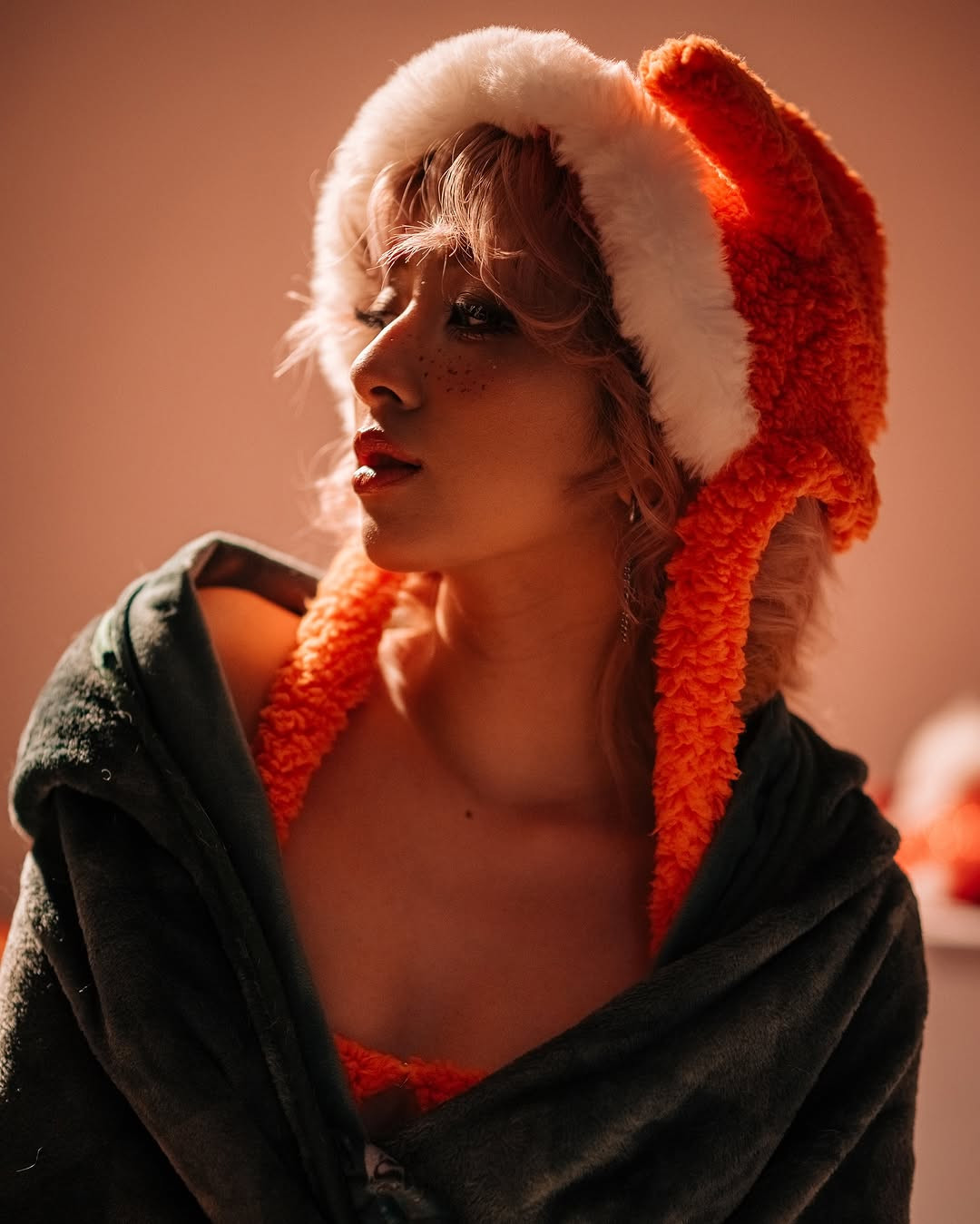 Ở phần bình luận, nhiều người không khỏi xuýt xoa tước nhan sắc và sự gợi cảm của cô nàng: "Ả ta xinh ngoan iuu", "phải thu phục pokemon này về nuôi thôi", "chụy đoẹp quá".