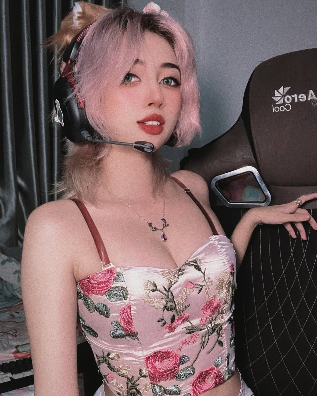 Cô nàng theo đuổi phong cách gợi cảm.