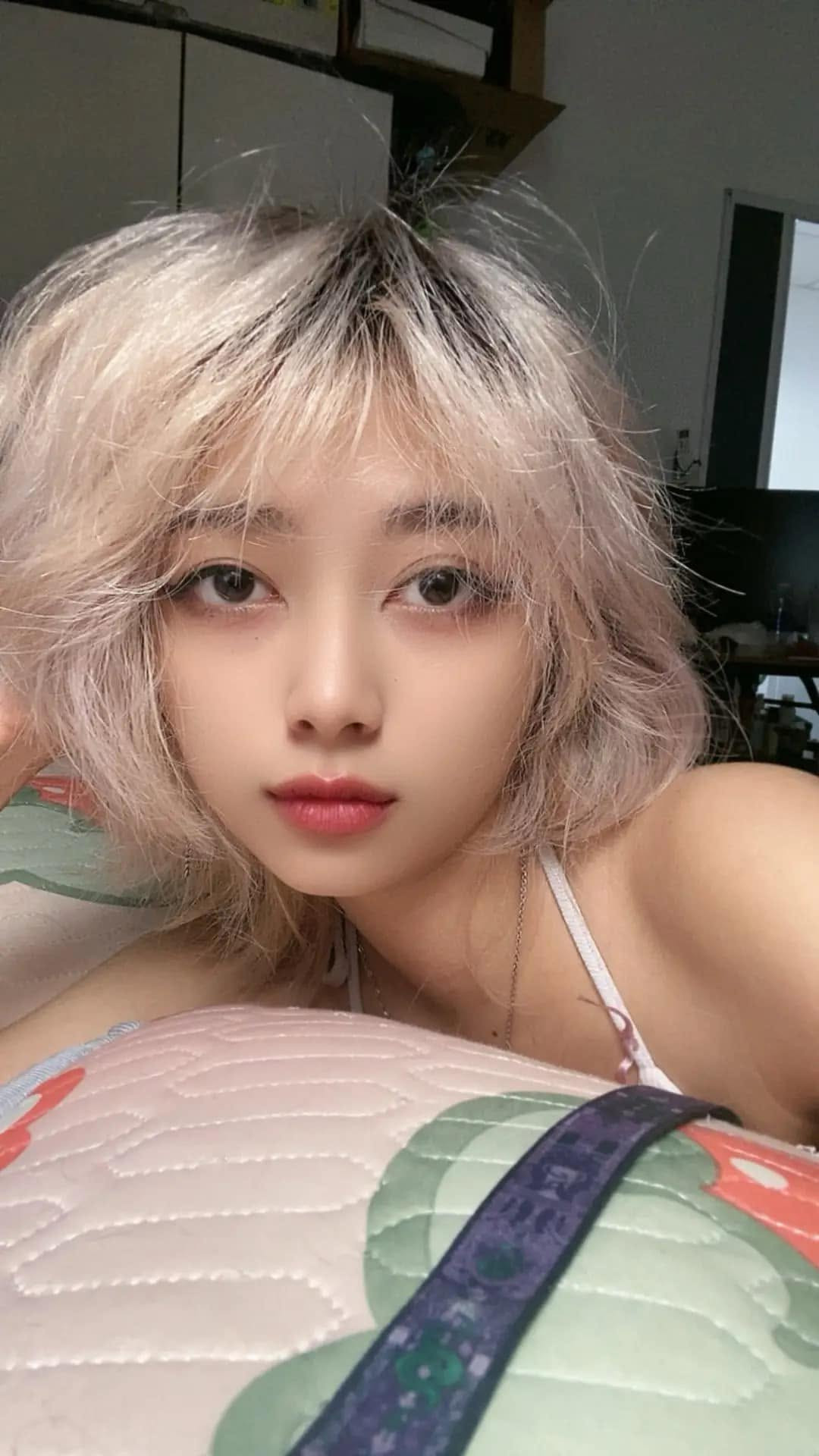 Ngoài vai trò trọng tài, cô còn là một game thủ đam mê nhiều thể loại game và từng gia nhập Lowkey Esports.