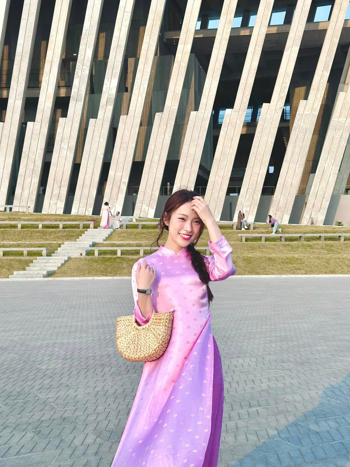 Cô nàng MC tài năng Khánh Vy cũng cập nhật nhiều hình ảnh diện áo dài tại nhiều địa điểm khác nhau nhân dịp đầu xuân năm mới.