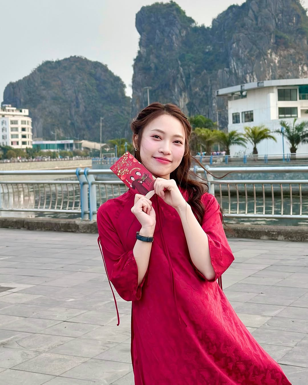 Những bức hình áo dài của Khánh Vy nhận về rất nhiều lượt yêu thích cùng bình luận từ người theo dõi.