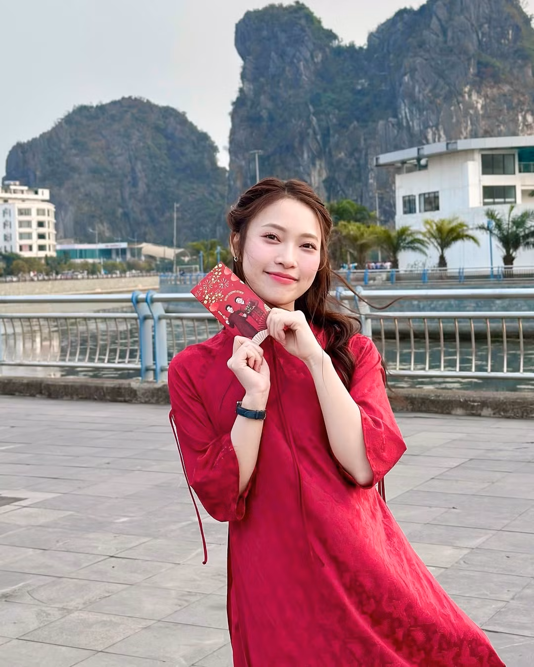 Những bức hình áo dài của Khánh Vy nhận về rất nhiều lượt yêu thích cùng bình luận từ người theo dõi.