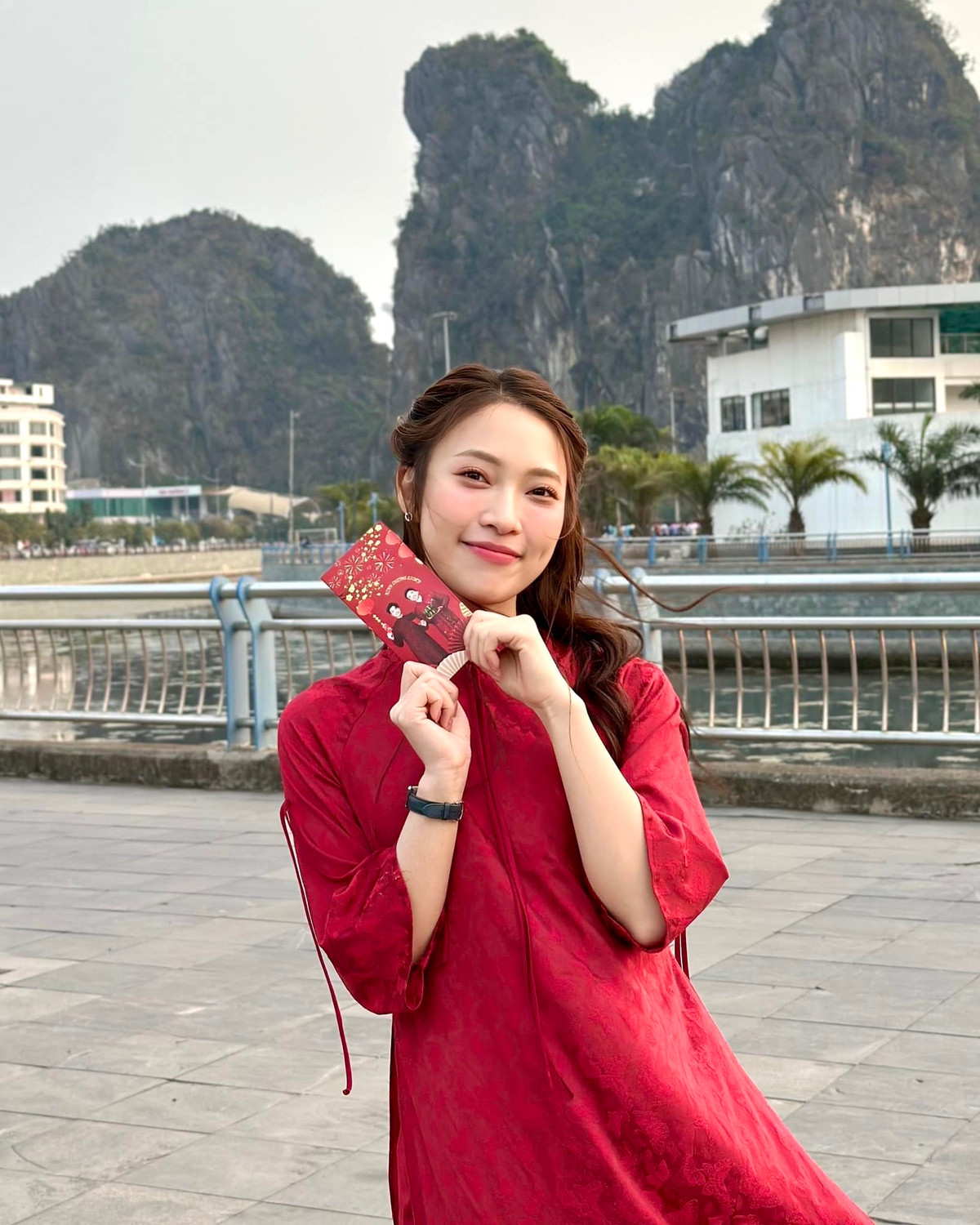 Trong loạt ảnh khác, Khánh Vy tạo dấu ấn với tà áo dài cách tân dáng rộng tông đỏ thuần ấn tượng.