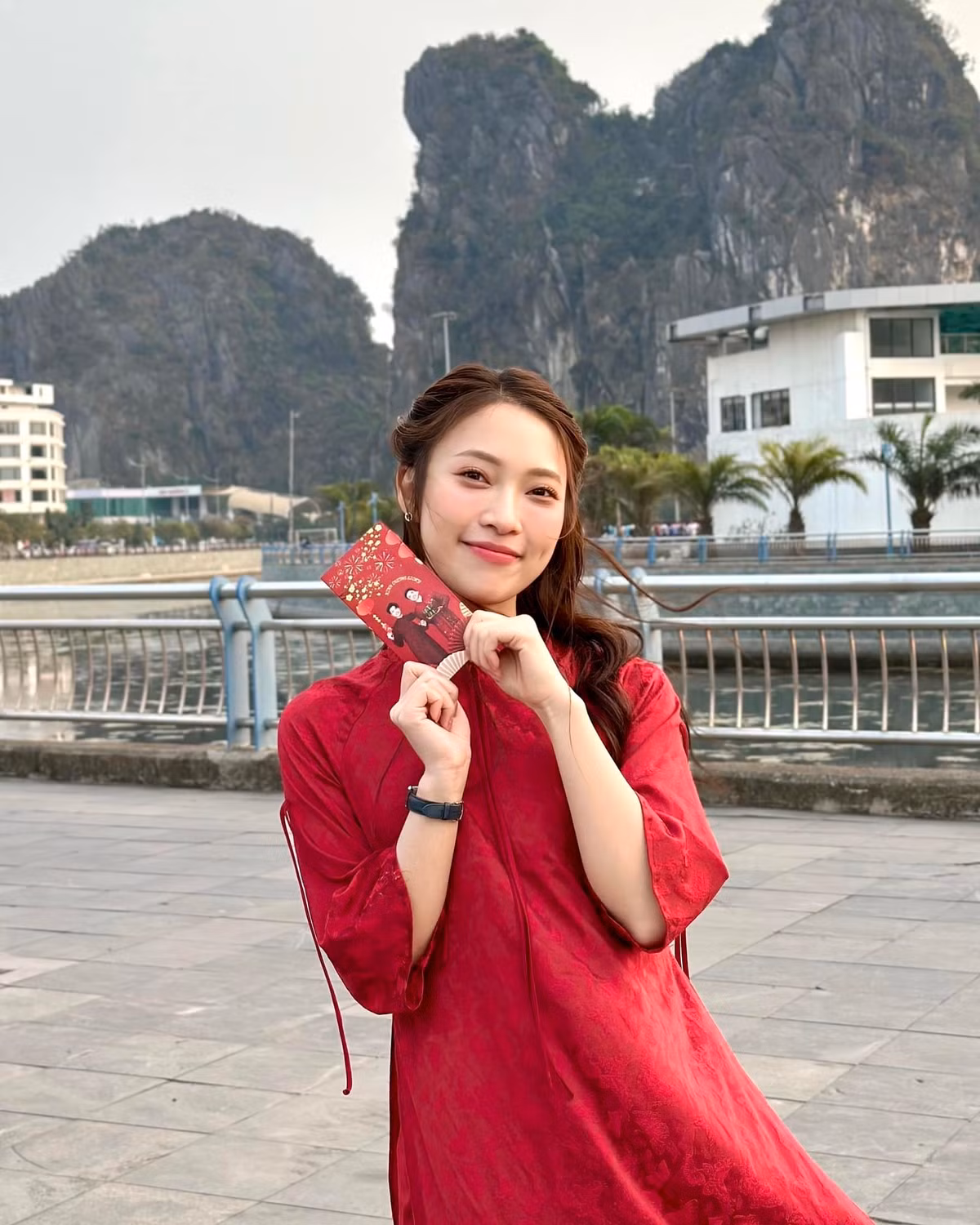 Trong loạt ảnh khác, Khánh Vy tạo dấu ấn với tà áo dài cách tân dáng rộng tông đỏ thuần ấn tượng.