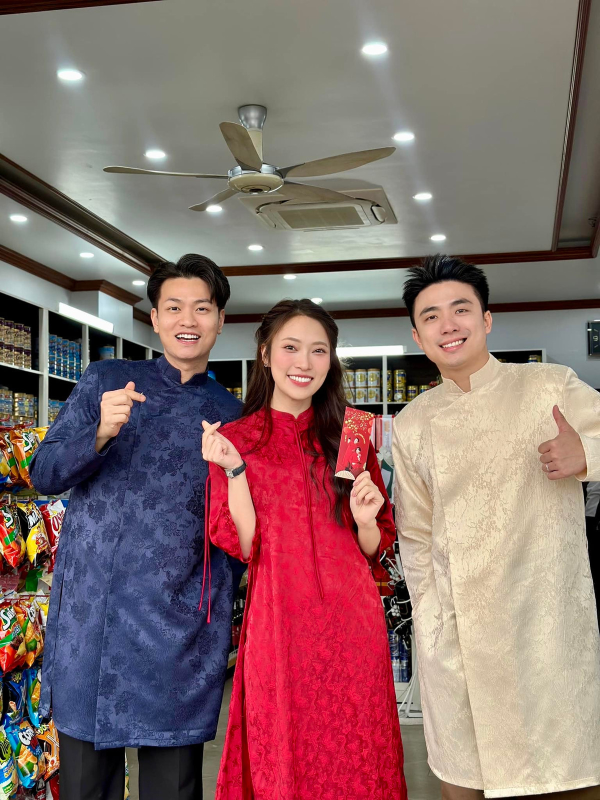 Cô nàng diện áo dài trong một video clip trong dịp thăm thú Hạ Long (Quảng Ninh).