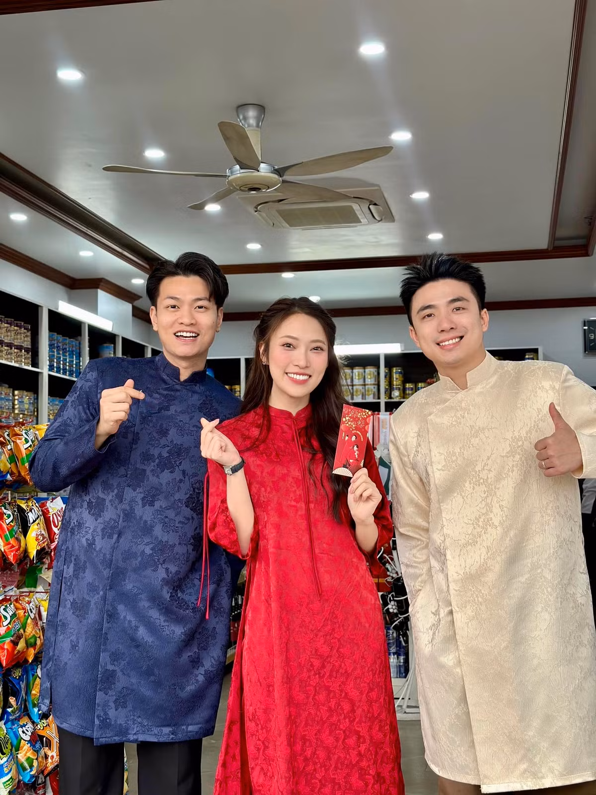 Cô nàng diện áo dài trong một video clip trong dịp thăm thú Hạ Long (Quảng Ninh).