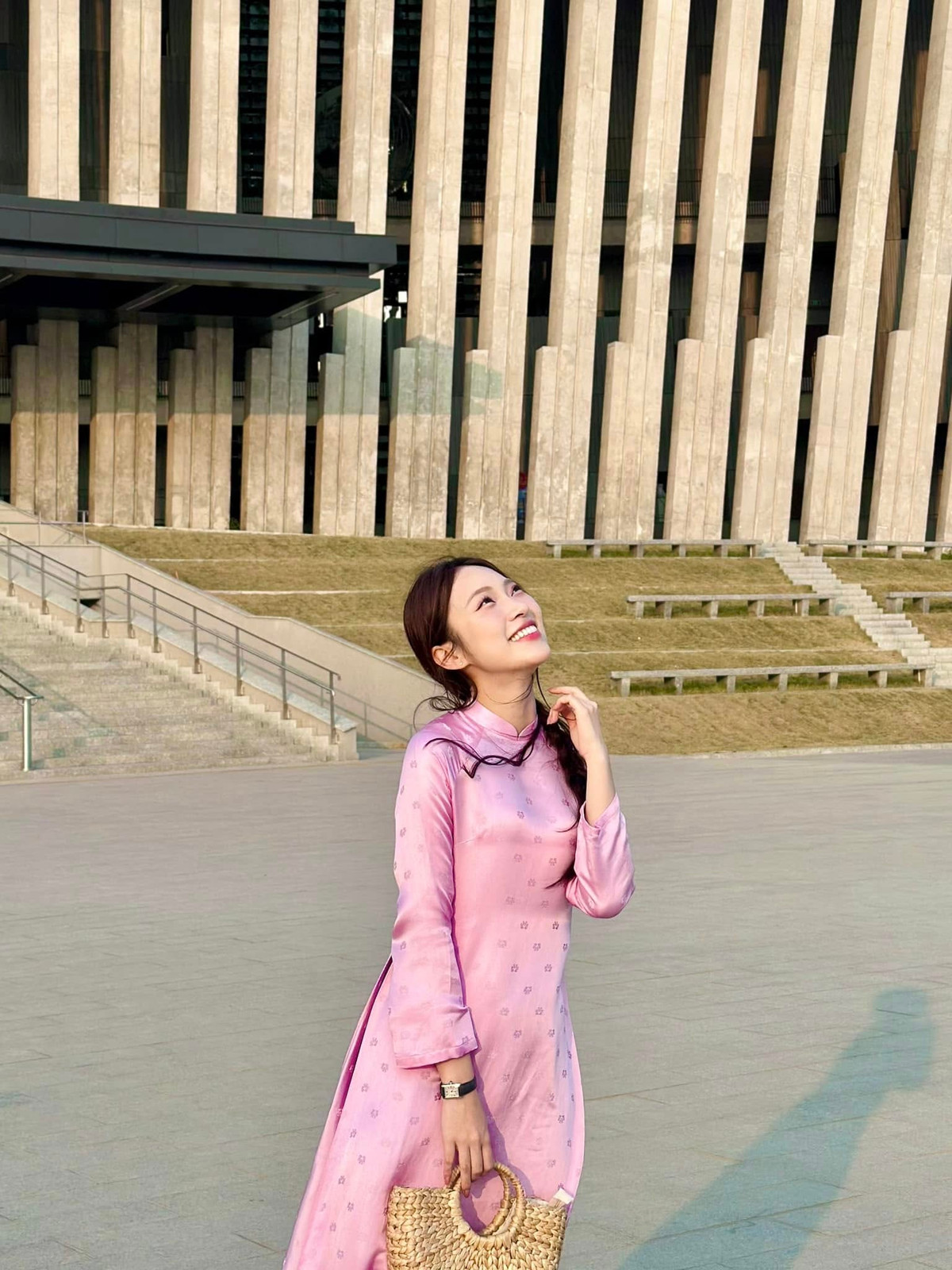 Khánh Vy lựa chọn kiểu tóc cột nhẹ nhàng tự nhiên không cầu kỳ cùng lối trang điểm nhạt xinh xắn.