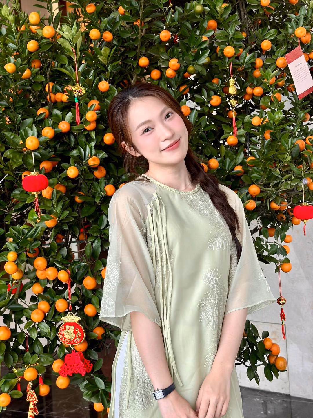 Những năm gần đây, áo dài là trang phục không thể thiếu, ngày càng được các nam thanh nữ tú chọn mặc mỗi khi Tết đến xuân về.