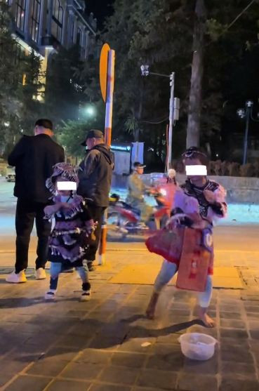 Điều đáng nói là thời tiết Sapa vào buổi tối khá lạnh, thế nhưng các bé gái vẫn "biểu diễn" đến tối muộn.