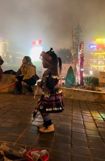 Ở phía trước các bé gái đặt 1 chiếc rổ, hoặc mũ để khách du lịch có thể "ủng hộ".