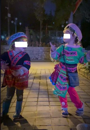 Được biết, tình trạng này đã diễn ra một thời gian dài, nhận về khá nhiều phản ứng chỉ trích từ công chúng. Người đăng tải video về các bé gái ở Sapa này hiện đã phải khóa phần bình luận của các video nói trên.