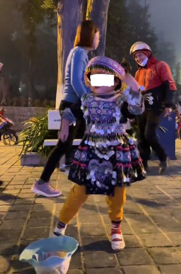 Chỉ cần lên nhạc, các em bé không cần suy nghĩ đã có thể nhảy theo vô cùng khớp nhạc. Có thể thấy đây không phải là hoạt động diễn ra ngày một ngày hai mà đã trở nên vô cùng quen thuộc với các em.