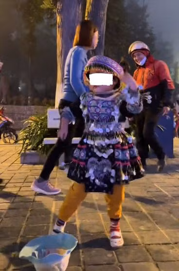 Chỉ cần lên nhạc, các em bé không cần suy nghĩ đã có thể nhảy theo vô cùng khớp nhạc. Có thể thấy đây không phải là hoạt động diễn ra ngày một ngày hai mà đã trở nên vô cùng quen thuộc với các em.