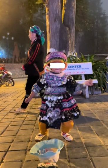 Theo đó, những bé gái này chỉ mới khoảng 5-6 tuổi, có bé lớn hơn tầm 7-8 tuổi, nhảy nhót trên những đoạn nhạc bắt trend đang hot hiện tại. Các bé còn vô tư thể hiện những biểu cảm có phần...gợi cảm, tương tự như những video bắt trend "lắc hông" trên mạng xã hội.