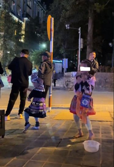 Một số netizen khác thì bày tỏ mong muốn cơ quan chức năng sẽ vào cuộc, tránh để tình trạng các bé gái nhảy nhót giữa quảng trường Sapa tiếp tục diễn ra.