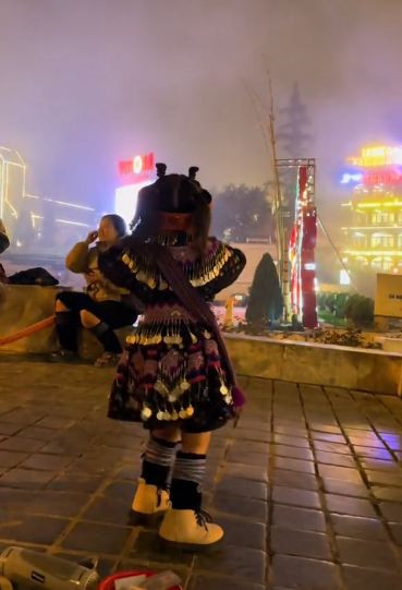 Tuy nhiên một số khác bày tỏ nhiều người không nên quan trọng hóa vấn đề, các bé đều rất đáng yêu, có khả năng nhảy múa tốt.