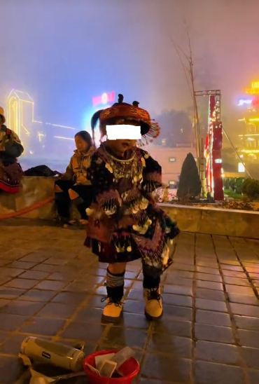 Địa điểm các bé gái nhảy nhót trên những video nằm trong khuôn viên quảng trường Sapa, chủ yếu vào buổi tối, lúc có nhiều khách du lịch ghé thăm.