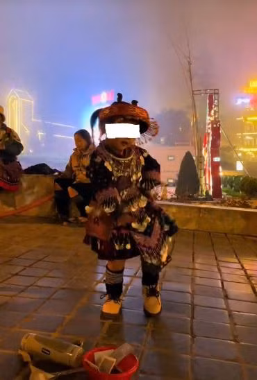 Địa điểm các bé gái nhảy nhót trên những video nằm trong khuôn viên quảng trường Sapa, chủ yếu vào buổi tối, lúc có nhiều khách du lịch ghé thăm.