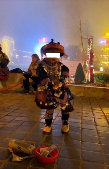 Netizen nhiều người bày tỏ vô cùng phẫn nộ, khó chịu với những người lớn đã để cho các bé gái nhảy nhót như vậy: "Ủa rồi bố mẹ của những bé gái này đâu? đang tuổi ăn tuổi học mà bắt kiếm tiền kiểu như thế này", "mấy bé này làm như thế này là quen lắm rồi, nhìn biểu cảm của mấy đứa đi kìa", "làm ơn đưa mấy đứa nhóc về đi được không", "đó là lý do tui không muốn đi Sapa".
