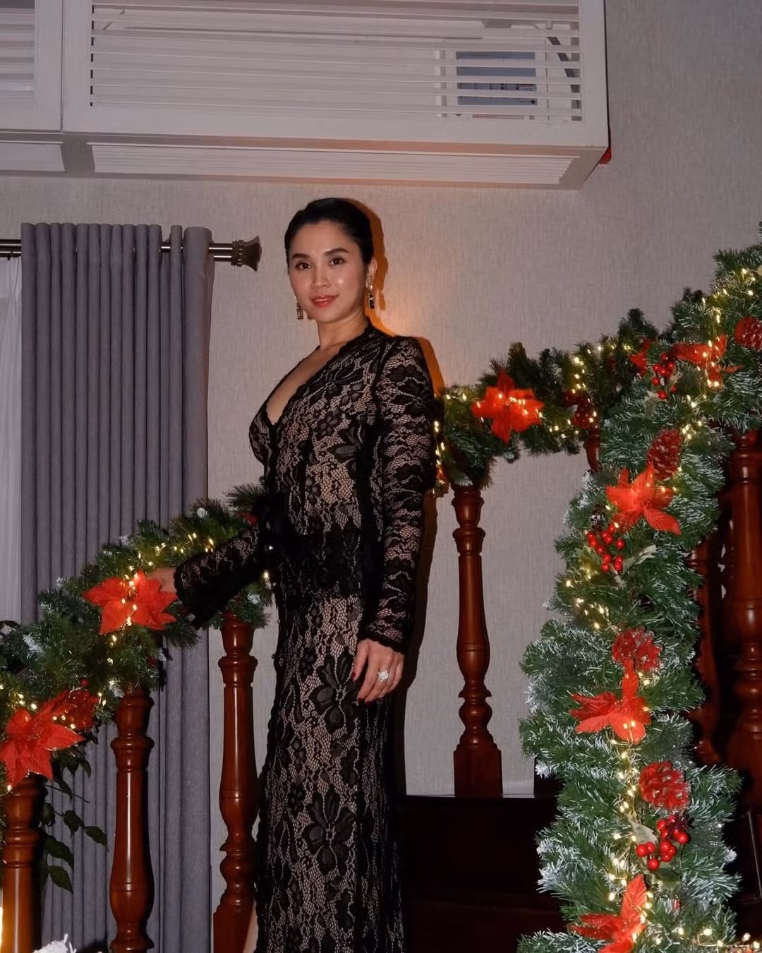 Ở tuổi U50, Linh Đặng vẫn sở hữu nhan sắc sắc sảo, mặn mà.