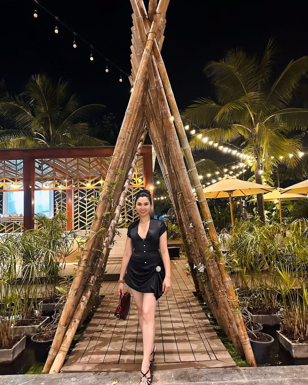 Dù không trực tiếp khoe đồ hiệu, túi xách hay những vật dụng xa xỉ, thế nhưng thần thái tự tin, năng lượng tích cực của Linh Đặng khiến nhiều người phải xuýt xoa, ngưỡng mộ.