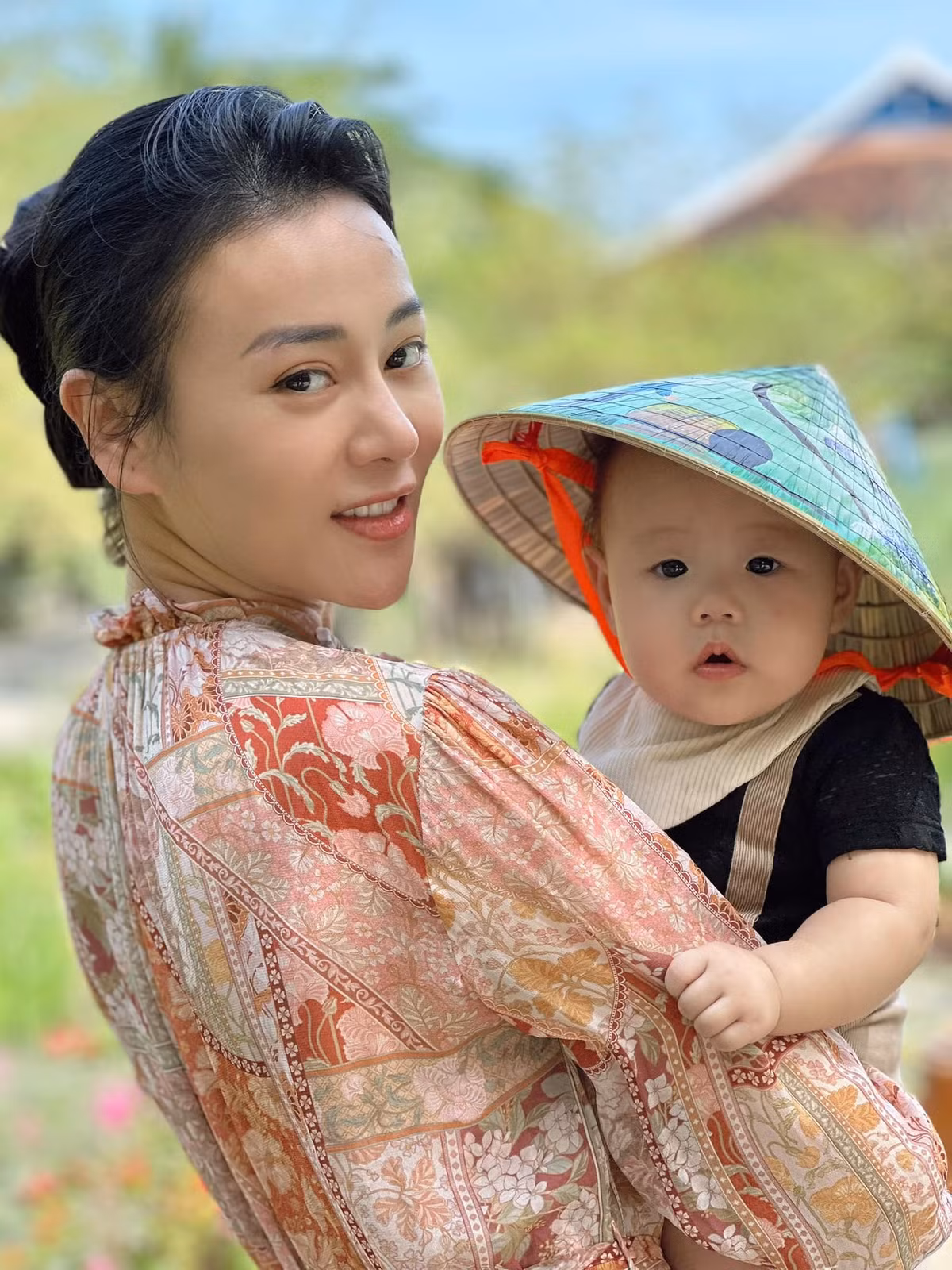 Hai con của Phương Oanh được nhiều người nhận xét có ngoại hình đáng yêu, thừa hưởng nét đẹp từ bố mẹ.