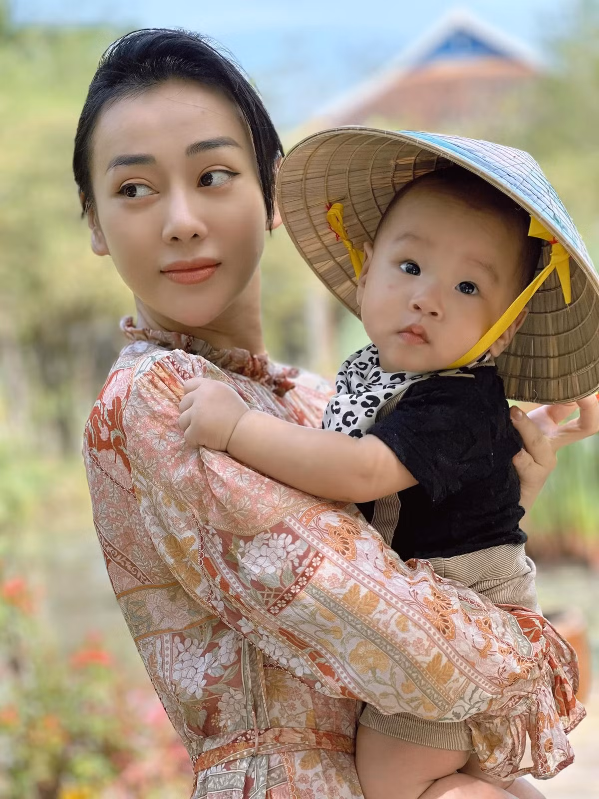 Tuy vậy, cô vẫn dành nhiều thời gian cho gia đình. Mới đây cô cùng với chồng là Shark Bình (doanh nhân Nguyễn Hòa Bình) vừa cùng hai con có chuyến xuất ngoại đến Dubai.