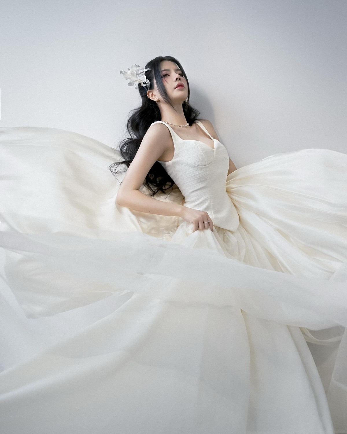 Ở phần bình luận, nhiều người không ngại xuýt xoa trước nhan sắc của Mai Dora: "Ngày có thêm 1 tiên nữ hạ trần", "quá trời nữ thần", "chúc mừng sinh nhật tình đầu quốc dân ạ".