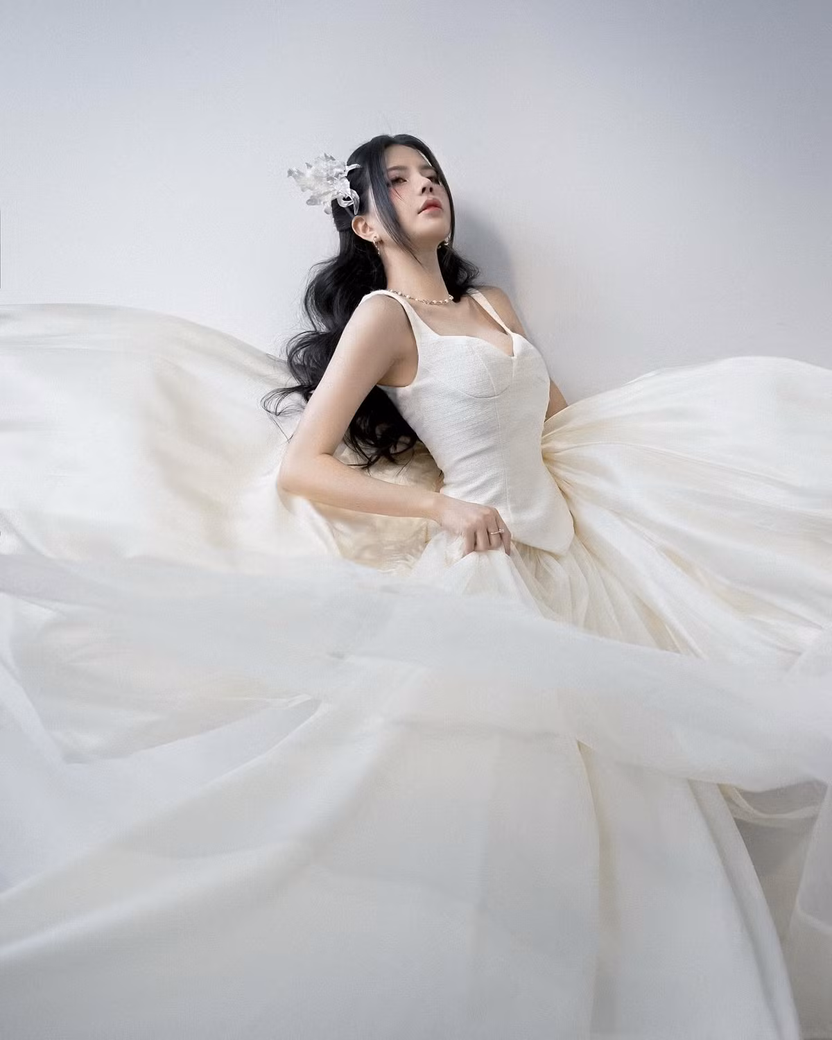 Ở phần bình luận, nhiều người không ngại xuýt xoa trước nhan sắc của Mai Dora: "Ngày có thêm 1 tiên nữ hạ trần", "quá trời nữ thần", "chúc mừng sinh nhật tình đầu quốc dân ạ".