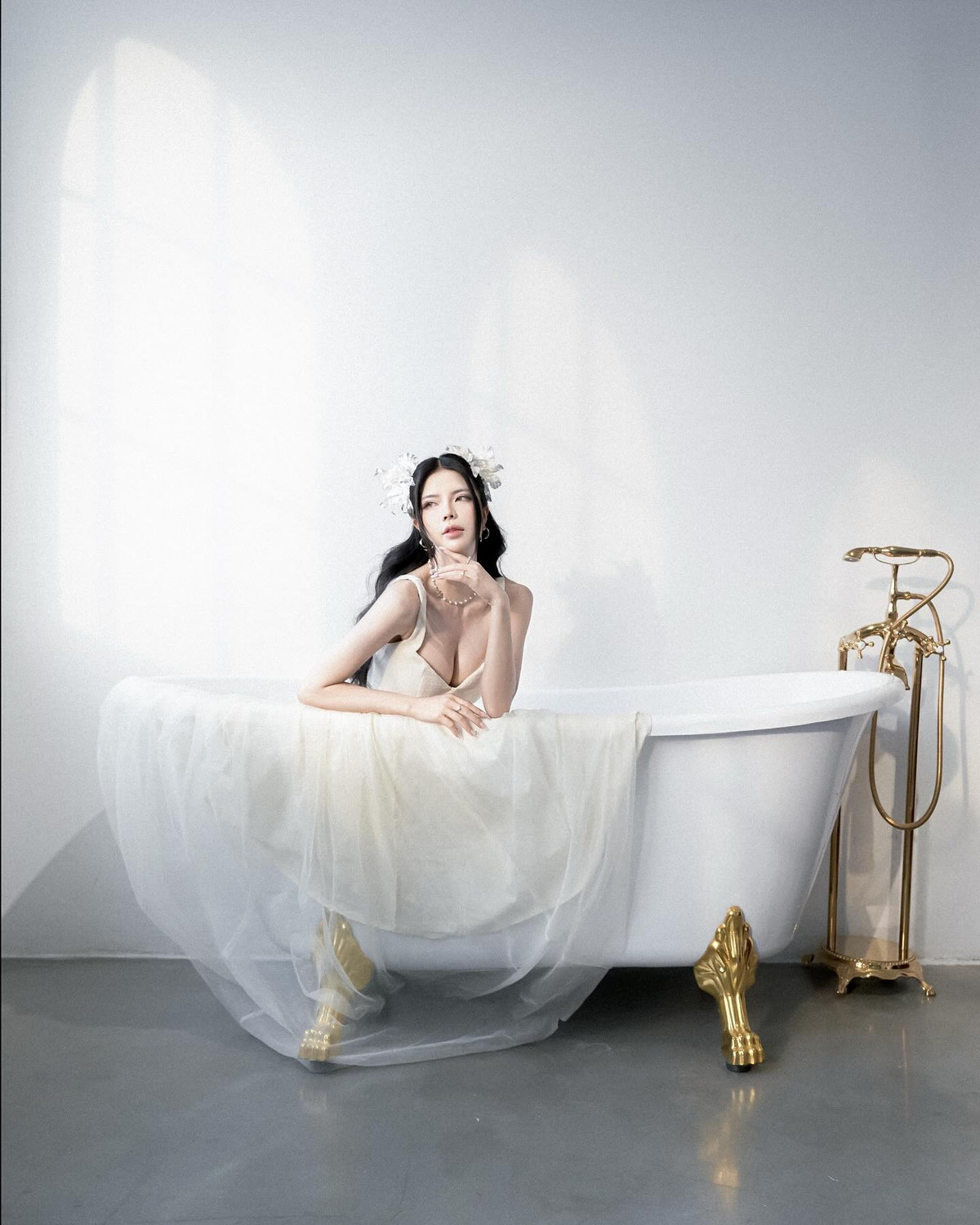 Đăng tải bộ ảnh mừng sinh nhật, với nhan sắc rạng rỡ, quyến rũ cùng thần thái tự tin, gợi cảm, nàng MC "hot nhất làng game" Mai Dora đã khiến không ít fan hâm mộ "đứng ngồi không yên".