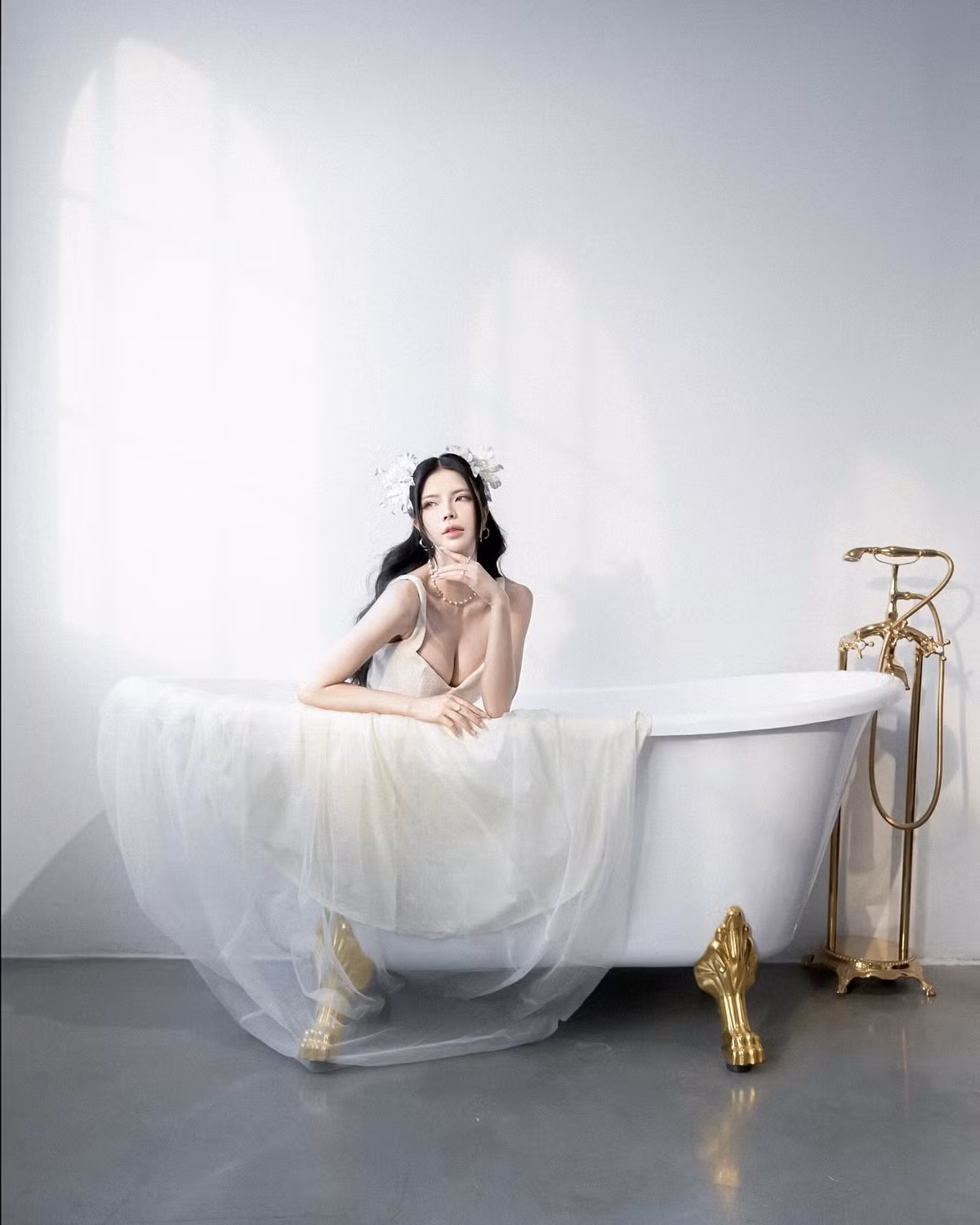 Đăng tải bộ ảnh mừng sinh nhật, với nhan sắc rạng rỡ, quyến rũ cùng thần thái tự tin, gợi cảm, nàng MC "hot nhất làng game" Mai Dora đã khiến không ít fan hâm mộ "đứng ngồi không yên".