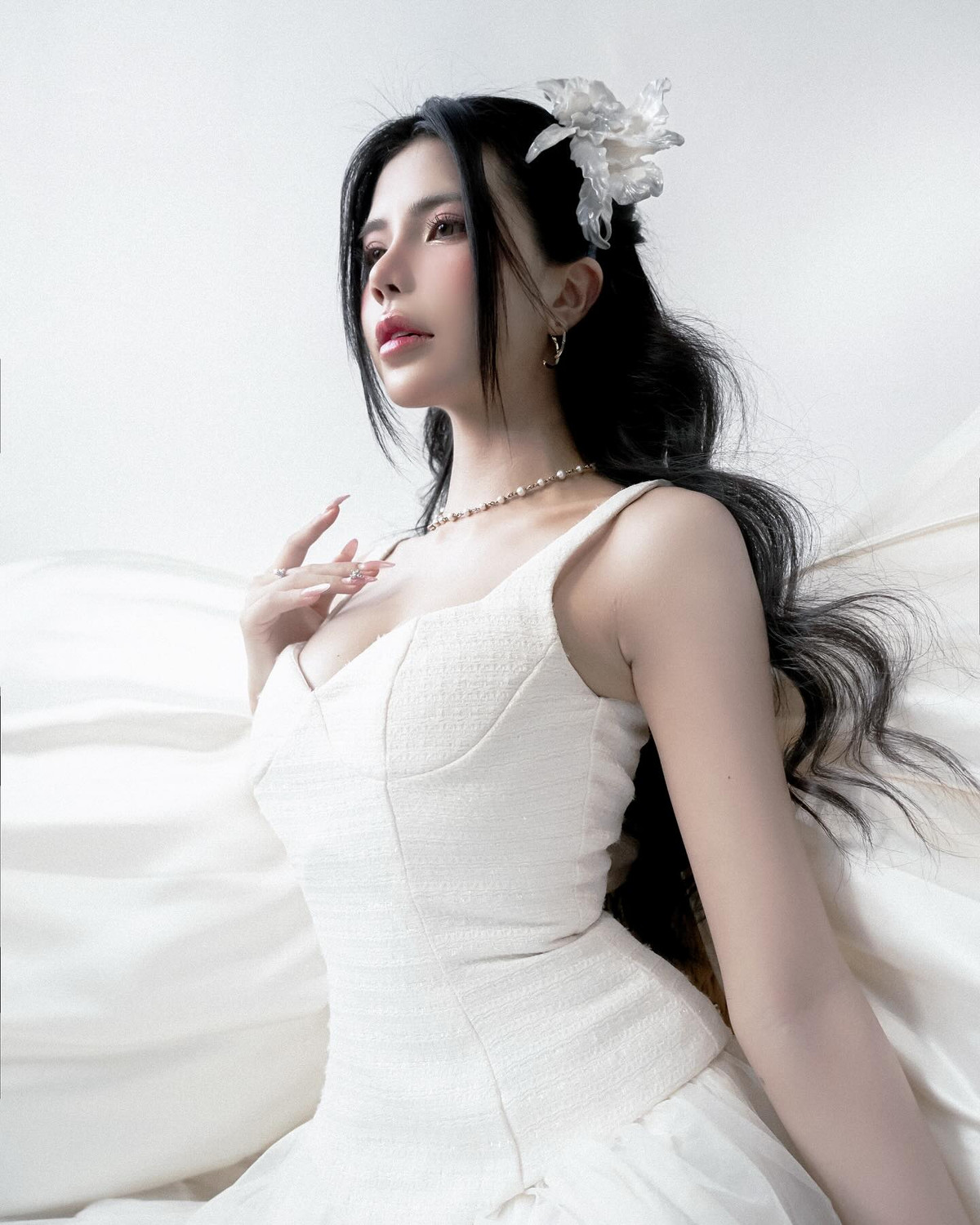 Không chỉ xinh đẹp, Mai Dora còn thể hiện sự chuyên nghiệp và tài năng của mình trong công việc.