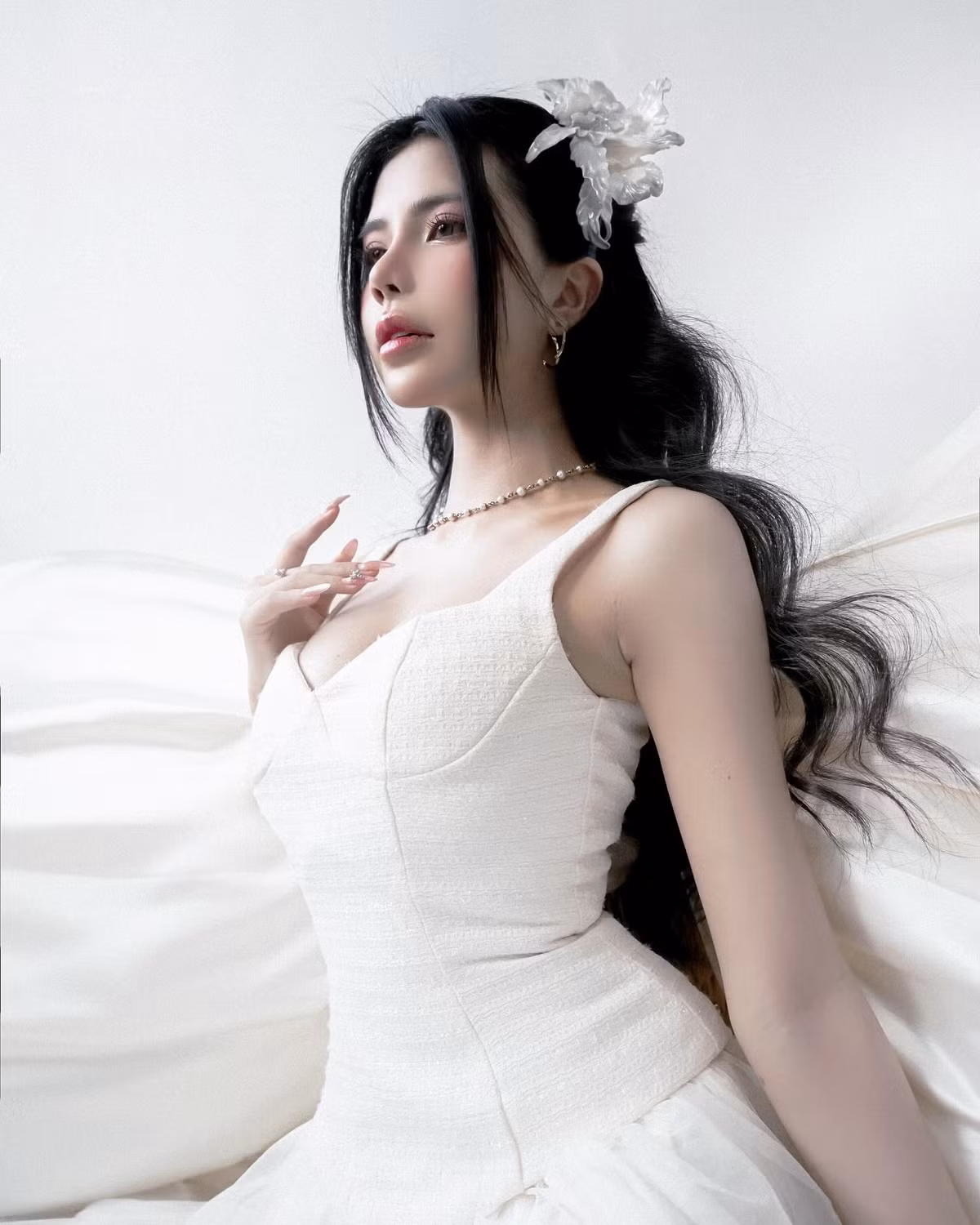 Không chỉ xinh đẹp, Mai Dora còn thể hiện sự chuyên nghiệp và tài năng của mình trong công việc.