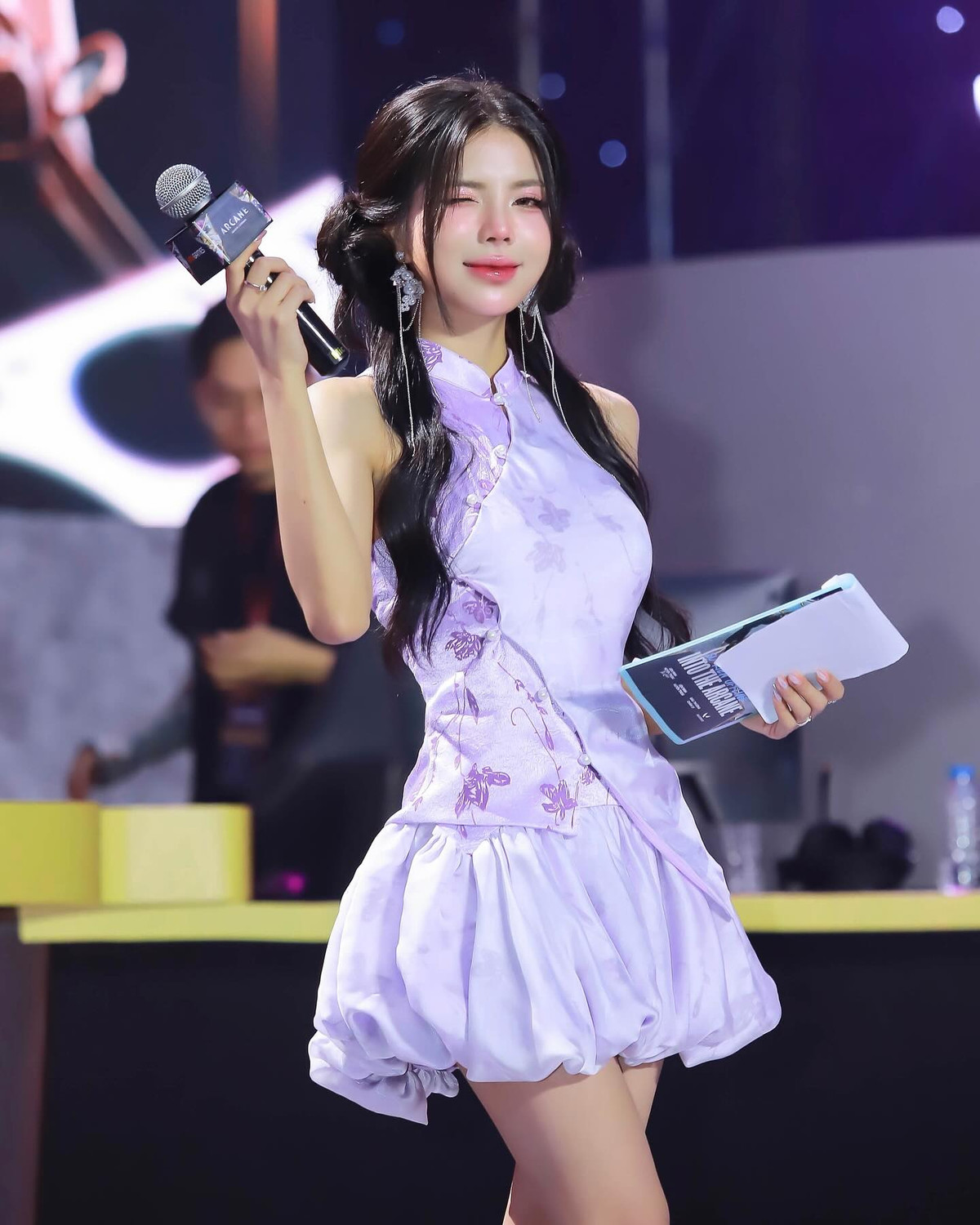 Cô nàng sở hữu phong cách thời trang đa dạng, lúc thì nhẹ nhàng nữ tính, lúc lại gợi cảm quyến rũ.