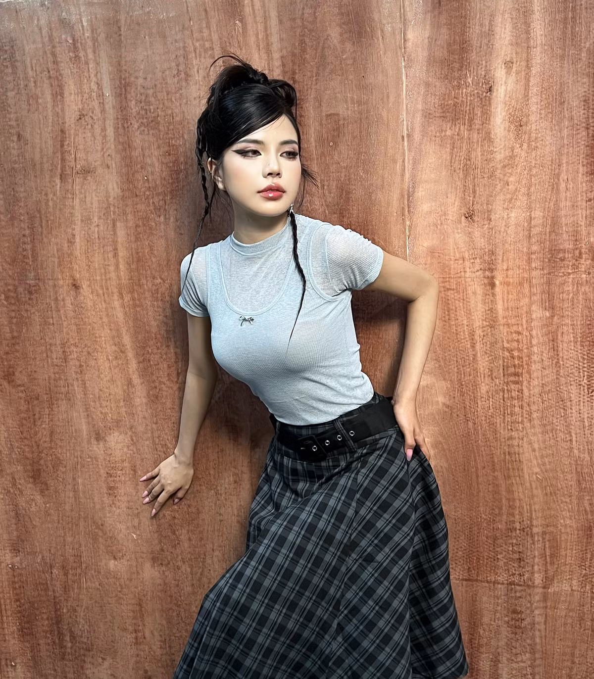 Mai Dora được đánh giá là một MC có phong cách dẫn chương trình chuyên nghiệp, duyên dáng và cuốn hút. Cô nàng luôn mang đến cho khán giả những màn trình diễn ấn tượng và đầy cảm xúc.