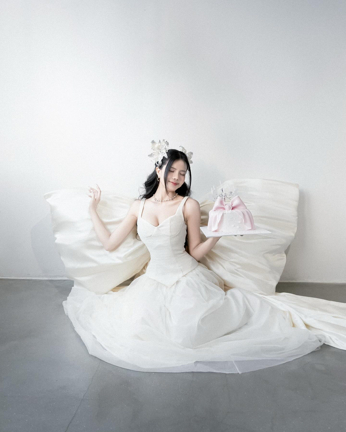 Cô nàng diện thiết kế váy trắng công chúa với chiếc nơ khổng lồ bánh bèo nhưng đầy kiêu sa.