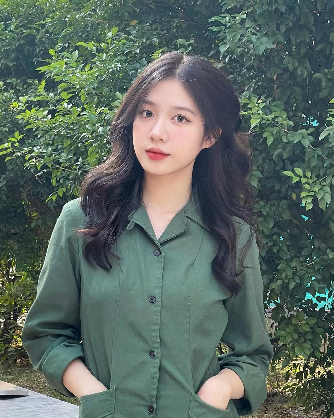 Ánh Nguyệt từng nổi đình nổi đám MXH với loạt ảnh trong màu áo quân sự.