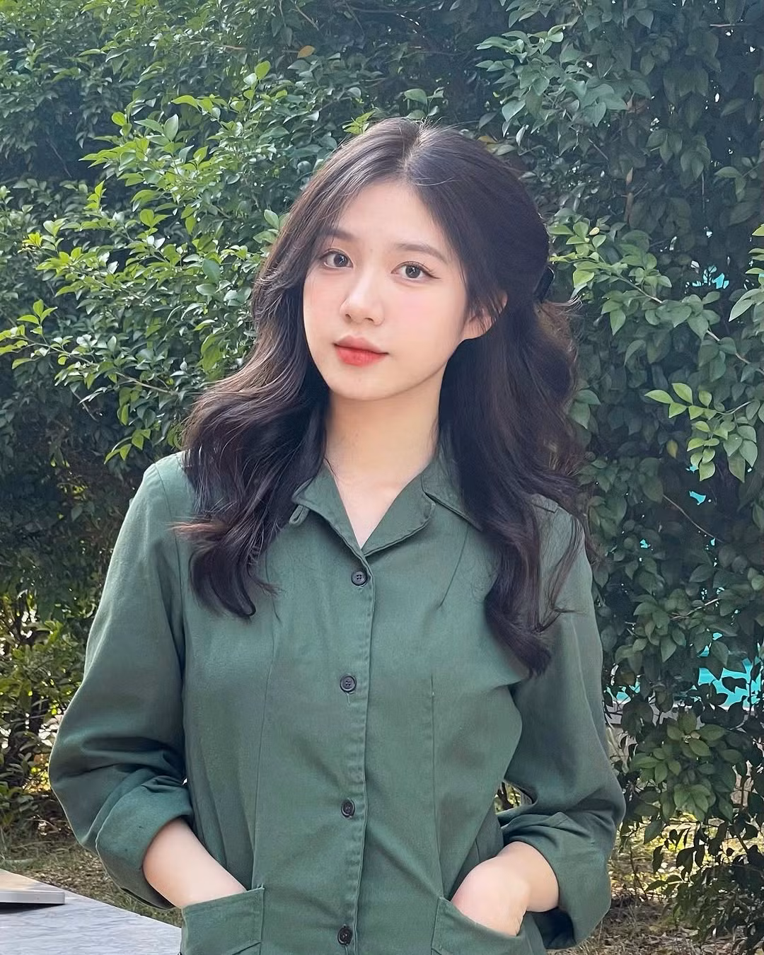 Ánh Nguyệt từng nổi đình nổi đám MXH với loạt ảnh trong màu áo quân sự.