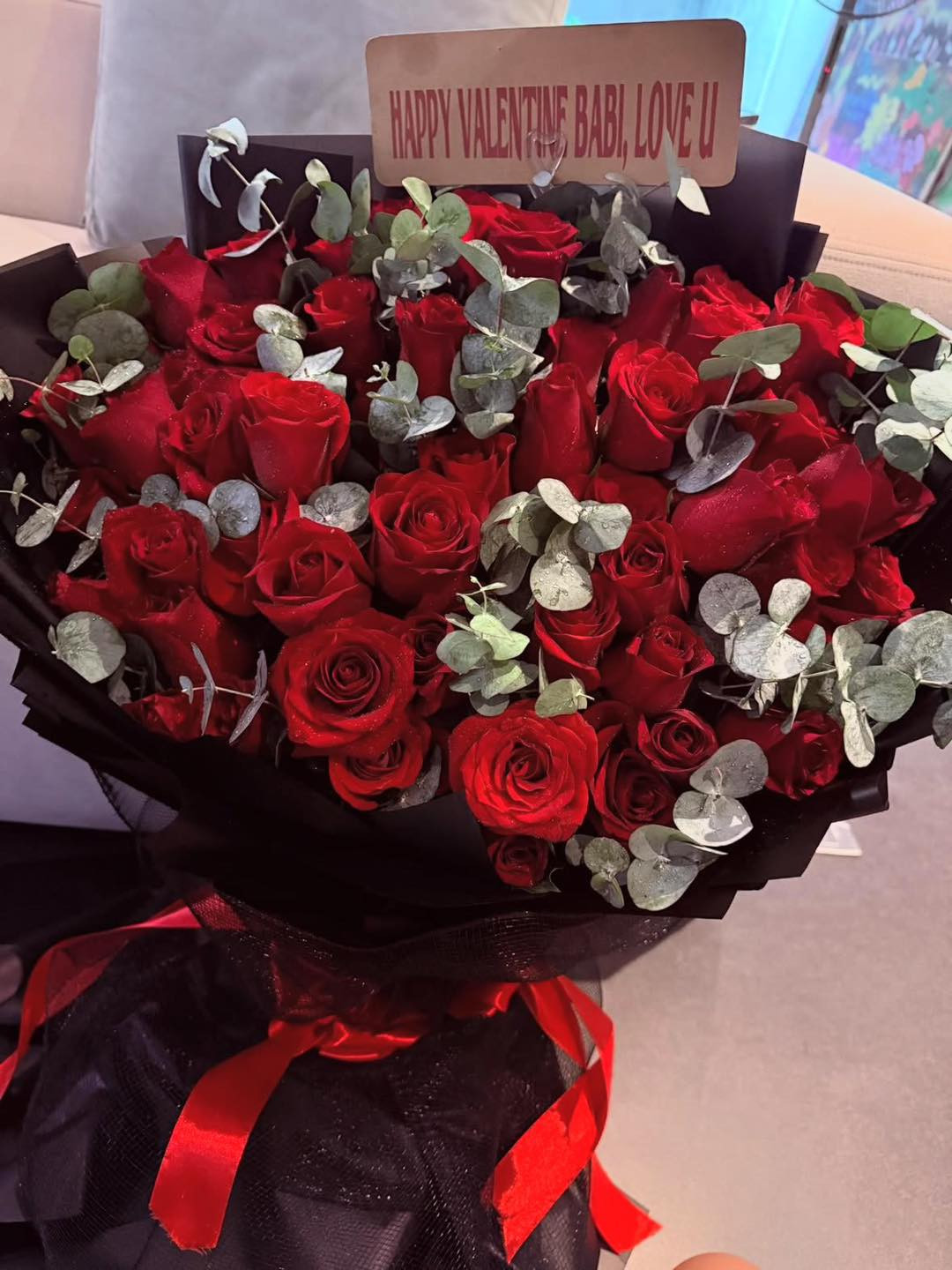 Kèm theo đó, cô nàng hài hước chia sẻ cô là người nhận quà nhưng chồng là người giục cô nàng đăng tải hình ảnh để "flex".