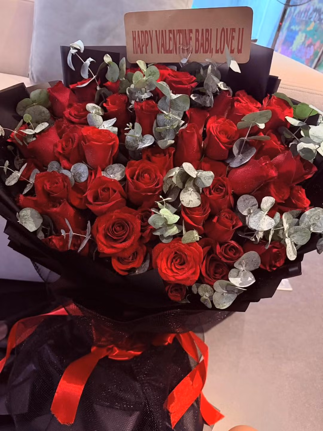 Kèm theo đó, cô nàng hài hước chia sẻ cô là người nhận quà nhưng chồng là người giục cô nàng đăng tải hình ảnh để "flex".