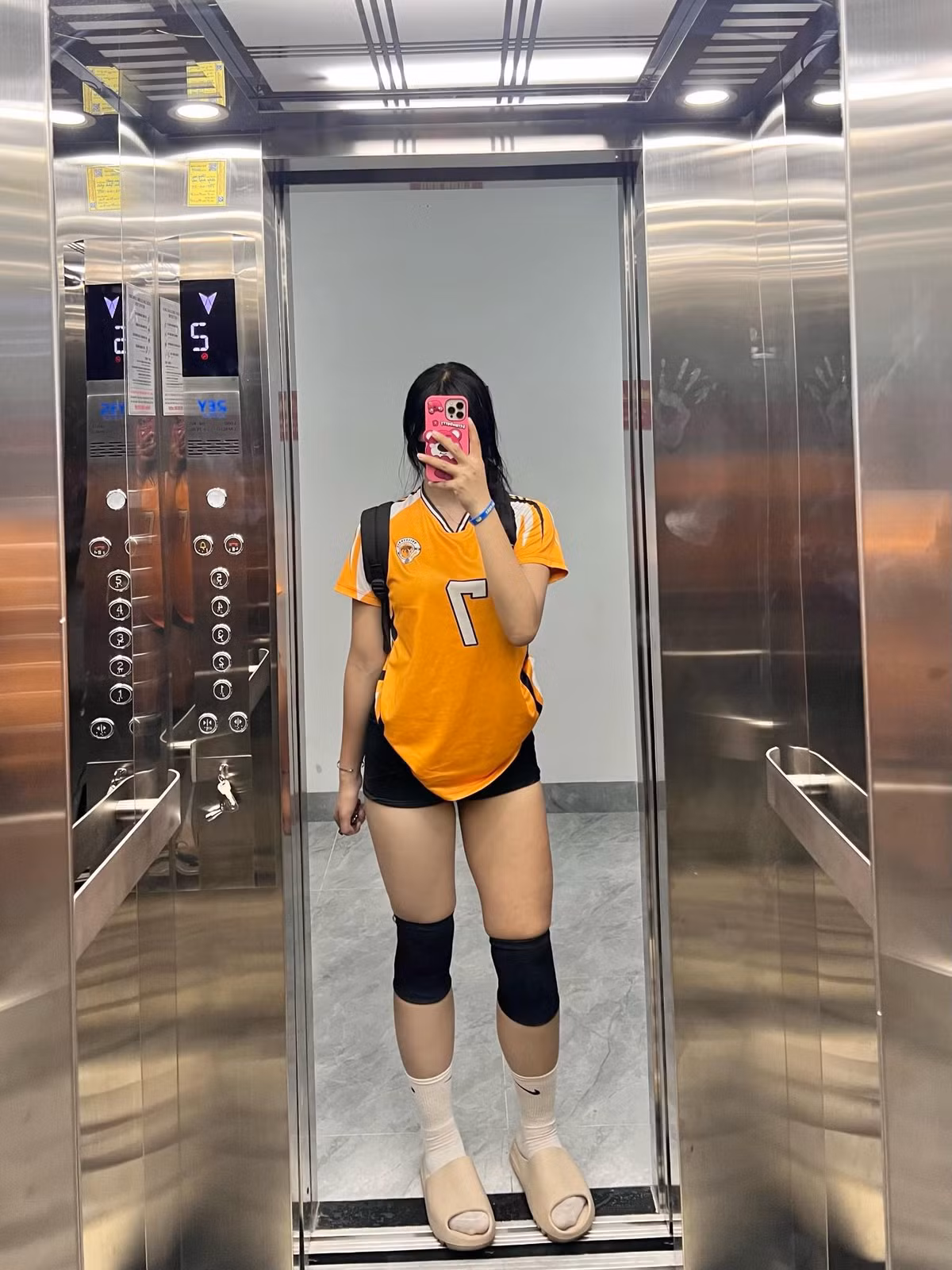 Nguyễn Anh Thơ (sinh năm 2002, Bắc Ninh) thời gian gần đây "gây sốt" mạng xã hội với những đoạn video ghi lại cảnh cô thi đấu môn đấu vật ở lễ hội đầu năm.